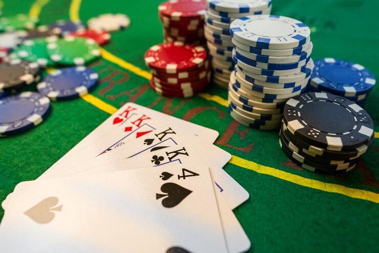 Caribbean Stud Poker hand rankings and dealer qualification rules on lubuktogel live table